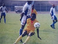 Aime Yopa-06  Photo communiquée et commentée par Aimé YOPA Année 2000 - Match de la montée en 2è division, EFBC Etoile Rouge (en jaune) contre Douala AC  Si vous avez des informations complémentaires sur cette photo, contactez nous : webmaster@efbc-cm.com